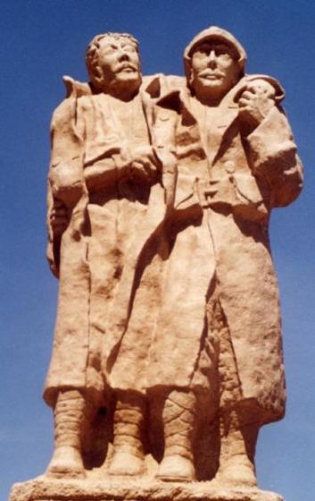 Les frères d'armes sur le monument de Pouilly-Feurs